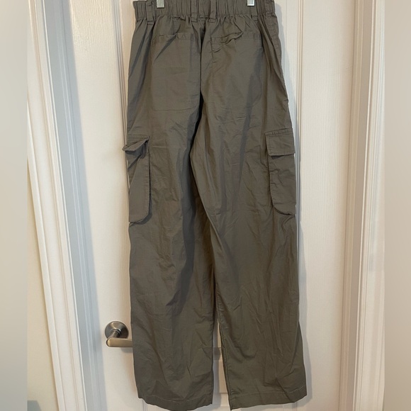 These gray cargo pants are light weight - Picture 9 of 9